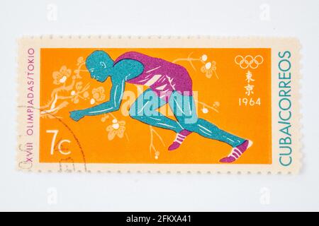 Antike Briefmarke „Cuba Correos“ zum Thema der XVIII Olympischen Spiele in Tokio, Japan, aus der Ausgabe 1964. Stockfoto