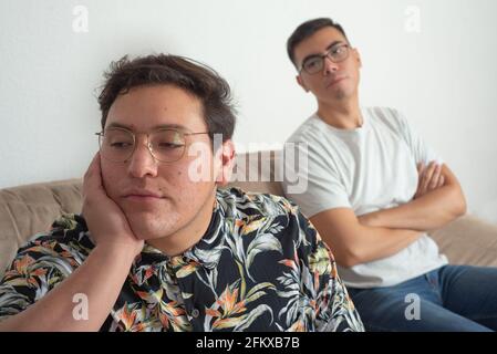 schwule Paare mit täglichen Finanz- und Beziehungsproblemen Stockfoto