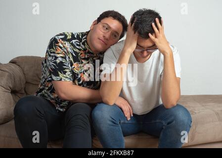 schwule Paare mit täglichen Finanz- und Beziehungsproblemen Stockfoto