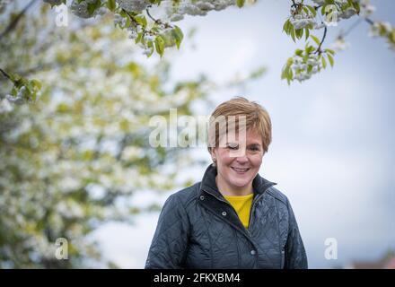 Der erste Minister von Schottland und SNP-Vorsitzende Nicola Sturgeon bei einem Besuch in Prestonpans in East Lothian während des Wahlkampfs für die schottischen Parlamentswahlen. Bilddatum: Dienstag, 4. Mai 2021. Stockfoto