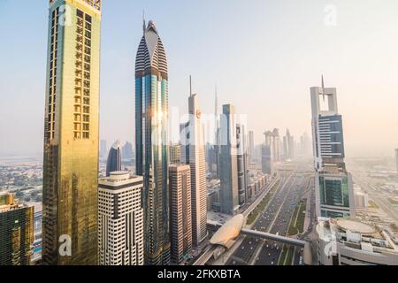 Dubai, VAE - Oktober, 2018. Skyline von Dubai und Downtown Wolkenkratzer auf den Sonnenuntergang. Moderne Architektur mit hochhäusern am weltbekannten Metropole i Stockfoto