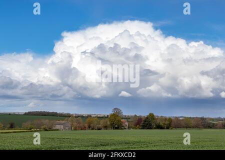 Northampton, Großbritannien. Mai 2021. Sonnenschein und Duschen sind in Northamptonshire an der Tagesordnung, aufgenommen in der Nähe von Castle Ashby, direkt an der A428 in Richtung Norden. Kredit: Keith J Smith./Alamy Live Nachrichten Stockfoto