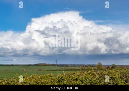 Northampton, Großbritannien. Mai 2021. Sonnenschein und Duschen sind in Northamptonshire an der Tagesordnung, aufgenommen in der Nähe von Castle Ashby, direkt an der A428 in Richtung Norden. Kredit: Keith J Smith./Alamy Live Nachrichten Stockfoto