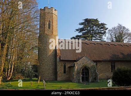 Ein Blick auf die Pfarrkirche Allerheiligen im Dorf Horsey, Norfolk, England, Vereinigtes Königreich. Stockfoto