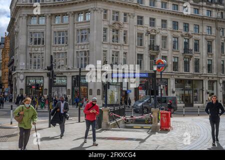 Oxford Circus mit den Eingängen der U-Bahn-Station, die abgetapst wurden, um den Passagierfluss während der Covid-Sperre, London, Großbritannien, zu kontrollieren. 4 Mai 2021 Stockfoto