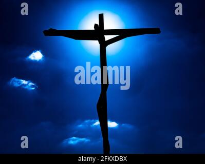 Unsere Dame von Fatima - heiliges Kreuz mit dunkelblau Himmel Stockfoto