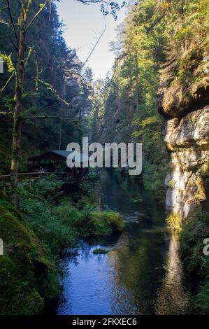 Aufnahme von Bergen zwischen Klippen Stockfoto