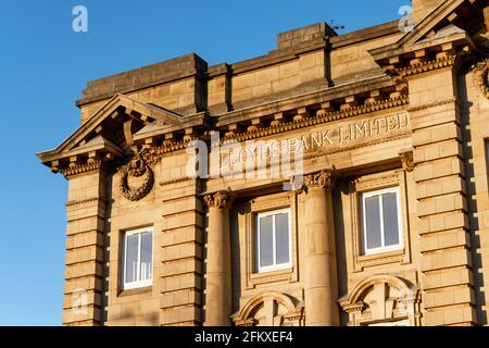 Gateshead UK: Beeindruckende Architektur einer ehemaligen Lloyds Bank mit goldenem Schriftzug auf der Außenseite Stockfoto