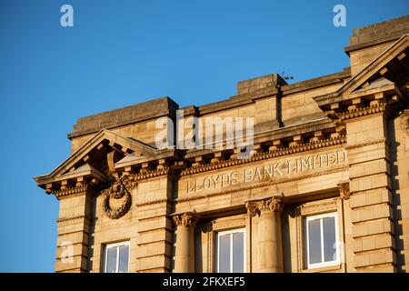 Gateshead UK: Beeindruckende Architektur einer ehemaligen Lloyds Bank mit goldenem Schriftzug auf der Außenseite Stockfoto