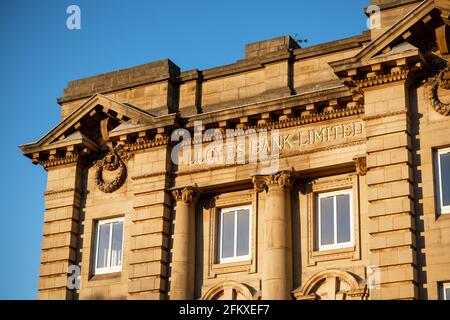 Gateshead UK: Beeindruckende Architektur einer ehemaligen Lloyds Bank mit goldenem Schriftzug auf der Außenseite Stockfoto