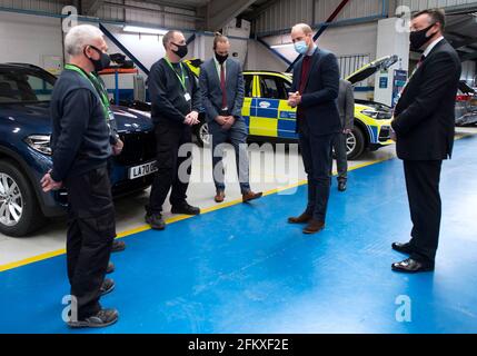 Der Herzog von Cambridge bei einem Besuch bei Babcock International in Wallsall, West Midlands, wo sie maßgeschneiderte Fahrzeuge für den Rettungsdienst, den öffentlichen Dienst, das Militär und andere sicherheitsorientierte Organisationen entwirft, herstellt und unterstützt. Bilddatum: Dienstag, 4. Mai 2021. Stockfoto