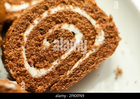 Schokoladen-Biskuitrolle mit Vanillegeschmack, Schweizer Schokoladenrolle, wirbelter Kuchen Stockfoto