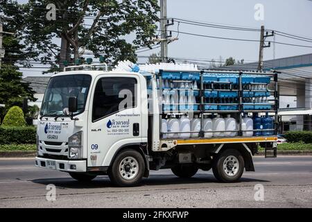 Chiangmai, Thailand - März 21 2021: Trinkwasser-Lieferwagen der Firma Dew Drop. Auf der Straße Nr. 1001, 8 km von der Stadt Chiangmai entfernt. Stockfoto