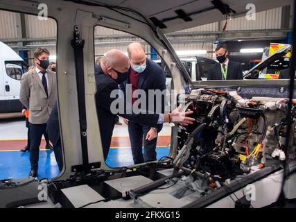 Der Herzog von Cambridge bei einem Besuch bei Babcock International in Walsall, West Midlands, wo sie maßgeschneiderte Fahrzeuge für den Rettungsdienst, den öffentlichen Dienst, das Militär und andere sicherheitsorientierte Organisationen entwirft, herstellt und unterstützt. Bilddatum: Dienstag, 4. Mai 2021. Stockfoto