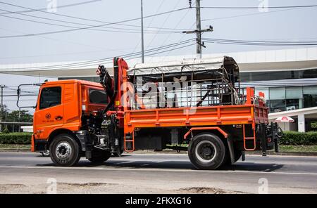 Chiangmai, Thailand - März 21 2021: LKW der Provincial Eleetricity Authority von Thailand. Foto auf der Straße Nr. 1001 etwa 8 km von der Innenstadt von Chiangmai, Stockfoto