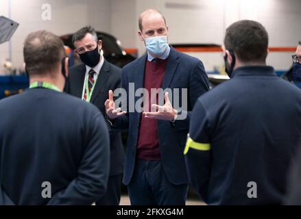 Der Herzog von Cambridge bei einem Besuch bei Babcock International in Walsall, West Midlands, wo sie maßgeschneiderte Fahrzeuge für den Rettungsdienst, den öffentlichen Dienst, das Militär und andere sicherheitsorientierte Organisationen entwirft, herstellt und unterstützt. Bilddatum: Dienstag, 4. Mai 2021. Stockfoto