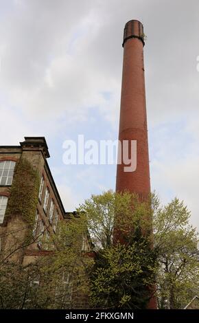 Ziegelkamin, der 1914 zur Clarence Mill hinzugefügt wurde Und gebaut von Harold Cumberbirch Stockfoto