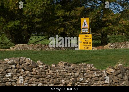 Melden Sie sich beim Massenimpfungszentrum für COVID-19 auf der Rennbahn Bath in Somerset, England an Stockfoto