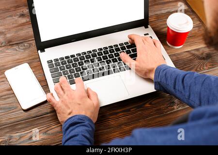 Strg Alt Entf Konzept. Nahaufnahme, männliche Hände, die die Tasten zum Löschen der Tasten auf der Tastatur drücken. Mann, der Probleme mit dem Laptop-pc hat. Einweg-Pap Stockfoto