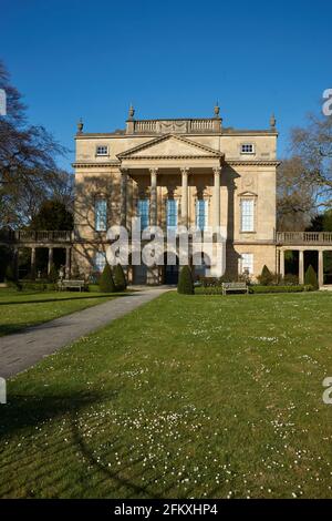 Holbourne Museum in Bath, England. Historisches Gebäude im georgianischen Stil mit Säulengang. Stockfoto