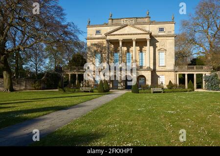 Holbourne Museum in Bath, England. Historisches Gebäude im georgianischen Stil mit Säulengang. Stockfoto