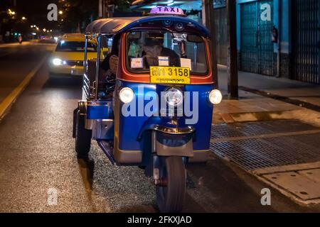 Tuk Tuk auf der Straße bei Nacht, Bangkok, Thailand Stockfoto