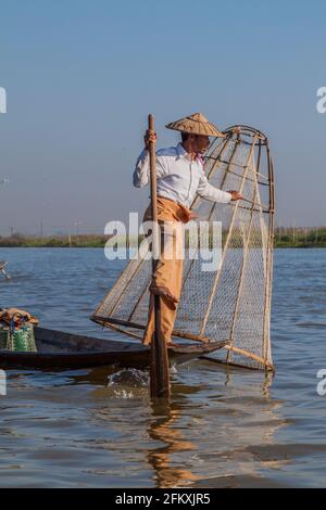 INLE, MYANMAR - 28. NOVEMBER 2016: Einheimische Fischer am Inle See fangen Fisch auf traditionelle Weise mit handgefertigtem Netz. Stockfoto