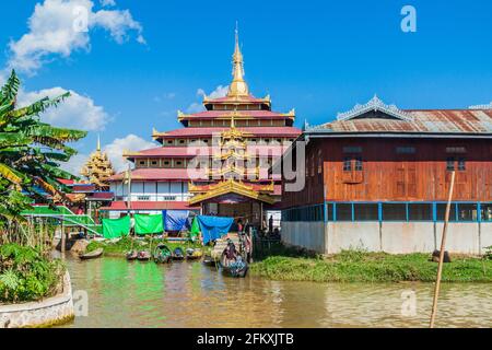 INLE, MYANMAR - 28. NOVEMBER 2016: Phaung Daw Oo Paya Pagode am Inle See, Myanmar Stockfoto