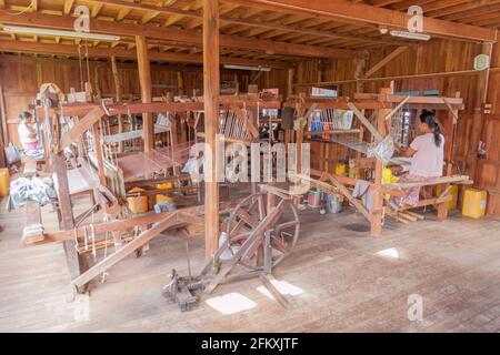 INLE, MYANMAR - 28. NOVEMBER 2016: Webstühle in Myat Pwint Chel Webwerkstatt Inn Paw Khone Dorf am Inle See, Myanmar Stockfoto