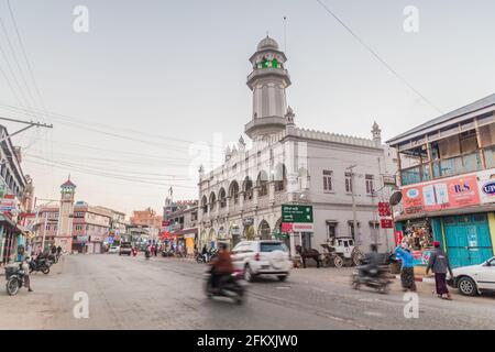 PYIN OO LWIN, MYANMAR - 29. NOVEMBER 2016: Hauptstraße in Pyin Oo Lwin und eine Moschee, Myanmar Stockfoto