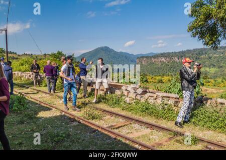 GOKTEIK, MYANMAR - 30. NOVEMBER 2016: Touristen fotografieren das Gokteik-Viadukt von einem lokalen Bahnhof aus, Gok Teik, Myanmar Stockfoto