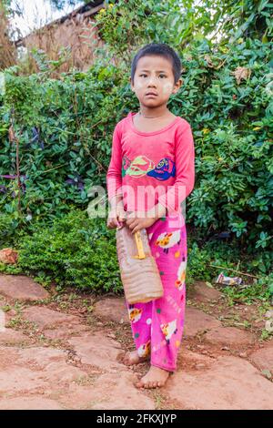 HSIPAW, MYANMAR - 1. DEZEMBER 2016: Lokaler Junge in einem Dorf in der Nähe von Hsipaw, Myanmar Stockfoto