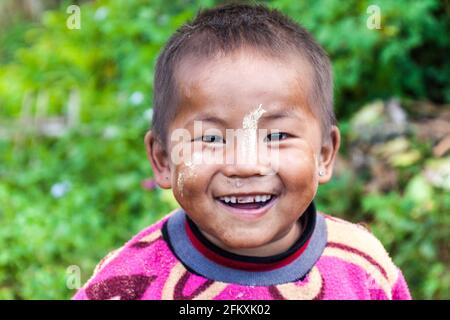 HSIPAW, MYANMAR - 1. DEZEMBER 2016: Lokaler Junge in einem Dorf in der Nähe von Hsipaw, Myanmar Stockfoto