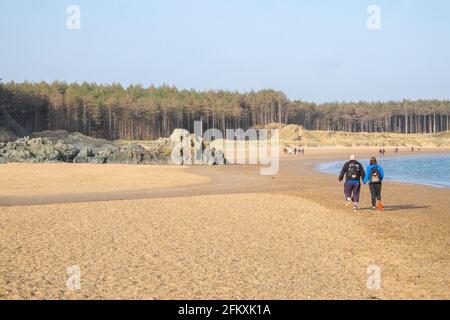 Ynys Llanddwyn,Llanddwyn, Llanddwyn Island,Anglessey,Anglesey,Ynys Mon,Insel Anglesey,Insel,Küste,Küste,Küstenweg,Isle of Anglesey Küstenweg,Nord,Wales,Walisisch,GB,Großbritannien,Großbritannien,Großbritannien,Vereinigtes Königreich,Europa.Ynys Llanddwyn ist eine kleine Gezeiteninsel vor der Westküste von Anglesey Wales (Nordwesten von Wales). Môn Die nächste Siedlung ist das Dorf Newborough.die Insel ist geologisch interessant mit Kissenlava, Jaspisformationen und äolischen Sandvorkommen. Die Insel ist Teil des National Nature Reserve of Newborough Warren.der Leuchtturm Tŵr Mawr markiert den Westen Stockfoto