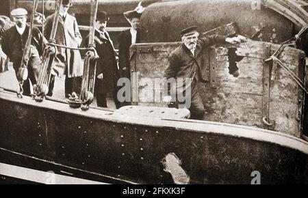 1904 - eine der Gamecock-Trawler-Flotte von Hull, nachdem sie von einem russischen Schiff beschuss wurde, und vermutet, dass es sich um ein japanisches Torpedoboot handelt, das als „Vorfall der Dogger Bank“ oder „Gamecock Incident“ bekannt ist, Die Trawler-Flotte von Hull an der nordöstlichen Küste Großbritanniens wurde von Kriegsschiffen der russischen Ostseeflotte beschossen, nachdem sie mit japanischen Torpedobooten verwechselt wurde. Die organisierte Massenfischereiflotte bestand aus 49 Dampftrawlern, 6 Spediteuren und einem dedizierten Krankenhausschiff. Die Frachtschiffe brachten den Fang auf den Markt, während die Flotte in ihrem Fischereigebiet blieb. Stockfoto