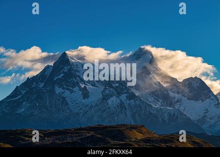 Eisbedeckte Gipfel und Wolken über Cerro Paine Grande im südlichen chilenischen Patagonien, Torres del Paine Stockfoto