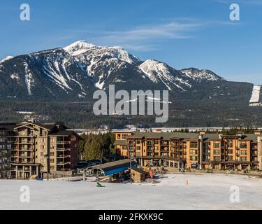 REVELSTOKE, KANADA - 16. MÄRZ 2021: Revelstoke Mountain Skigebiet mit Bergen im Hintergrund. Stockfoto