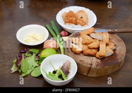 Gebratenes Fischkuchenessen auf dem Küchentisch Stockfoto