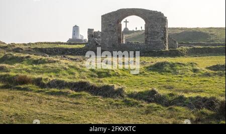 Ynys Llanddwyn,Llanddwyn, Llanddwyn Island,Anglessey,Anglesey,Ynys Mon,Insel Anglesey,Insel,Küste,Küste,Küstenweg,Isle of Anglesey Küstenweg,Nord,Wales,Walisisch,GB,Großbritannien,Großbritannien,Großbritannien,Vereinigtes Königreich,Europa.Ynys Llanddwyn ist eine kleine Gezeiteninsel vor der Westküste von Anglesey Wales (Nordwesten von Wales). Môn Die nächste Siedlung ist das Dorf Newborough.die Insel ist geologisch interessant mit Kissenlava, Jaspisformationen und äolischen Sandvorkommen. Die Insel ist Teil des National Nature Reserve of Newborough Warren.der Leuchtturm Tŵr Mawr markiert den Westen Stockfoto