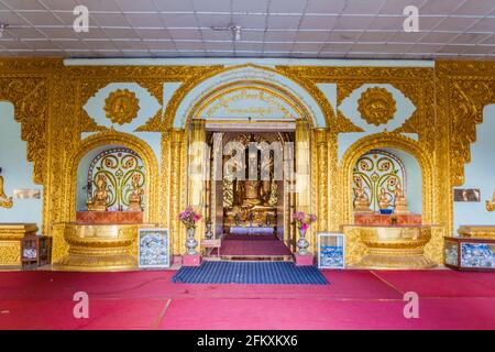 INLE, MYANMAR - 28. NOVEMBER 2016: Innenraum der Alodaw Pauk Pagode am Inle See, Myanmar Stockfoto