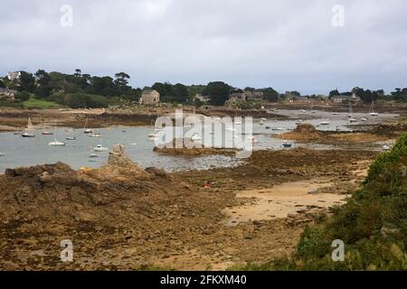 Baie de la Corderie: Eine ruhige Bucht bei Ebbe an der Westküste von Île-de-Bréhat, Côtes-d'Armor, Bretagne, Frankreich Stockfoto