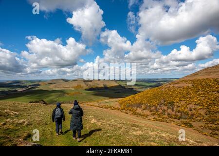 Northumberland, 28. April 2021: Walkers on the Cheviot Hills in Northumberland Stockfoto