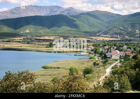 Blick über das Dorf Mikrolimni am Ufer des Mikri Prespa Sees, in Mazedonien, Nordgriechenland. Stockfoto