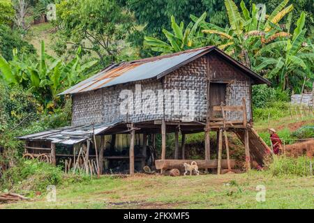 HSIPAW, MYANMAR - 1. DEZEMBER 2016: Ein junger buddhistischer Mönch begibt sich in ein Dorfhaus auf Stelzen in der Nähe von Hsipaw, Myanmar Stockfoto