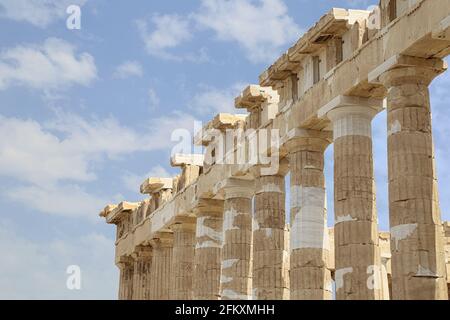 An einem Sommernachmittagstag werden restaurierte Marmorsäulen des Parthenon auf der historischen Akropolis in Athen, Griechenland, gezeigt. Stockfoto