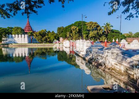 Graben, Brücke, Mauern und ein Turm der Mandalay Festung, Myanmar Stockfoto