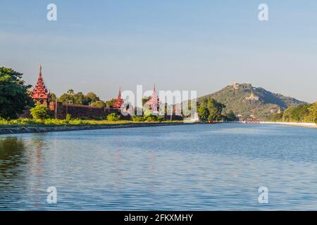 Graben, Brücke, Mauern und Türme der Festung Mandalay, Mandalay Hügel im Hintergrund, Myanmar Stockfoto