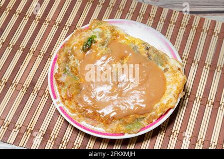 Omelettes werden in der Regel mit Austern, Eiern und Chinakohl hergestellt. Stockfoto