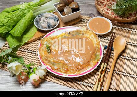 Omelettes werden in der Regel mit Austern, Eiern und Chinakohl hergestellt. Stockfoto