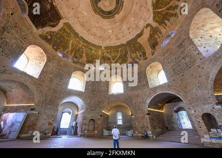 Das Innere der römischen Rotunde von Galerius, die 306 n. Chr. von Tetrach Galerius erbaut und später zu einer byzantinischen Kirche und später zu einer Moschee umgebaut wurde Stockfoto